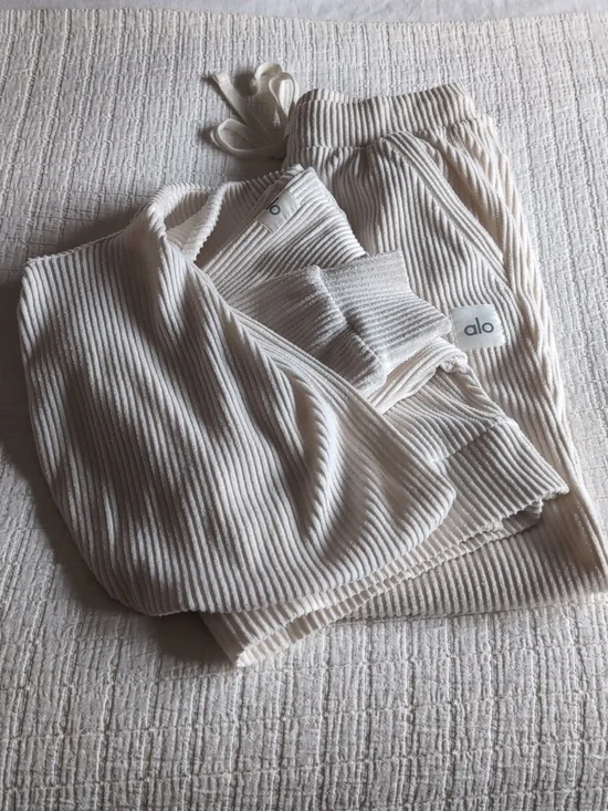 Alo Muse Ribbed Lounge Set Cream - Picture 4 of 9